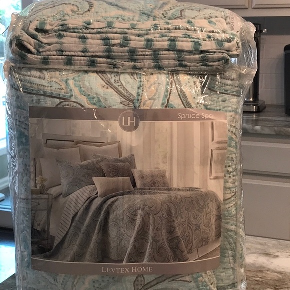 Levtex Home Other - Luxury King Quilt Set